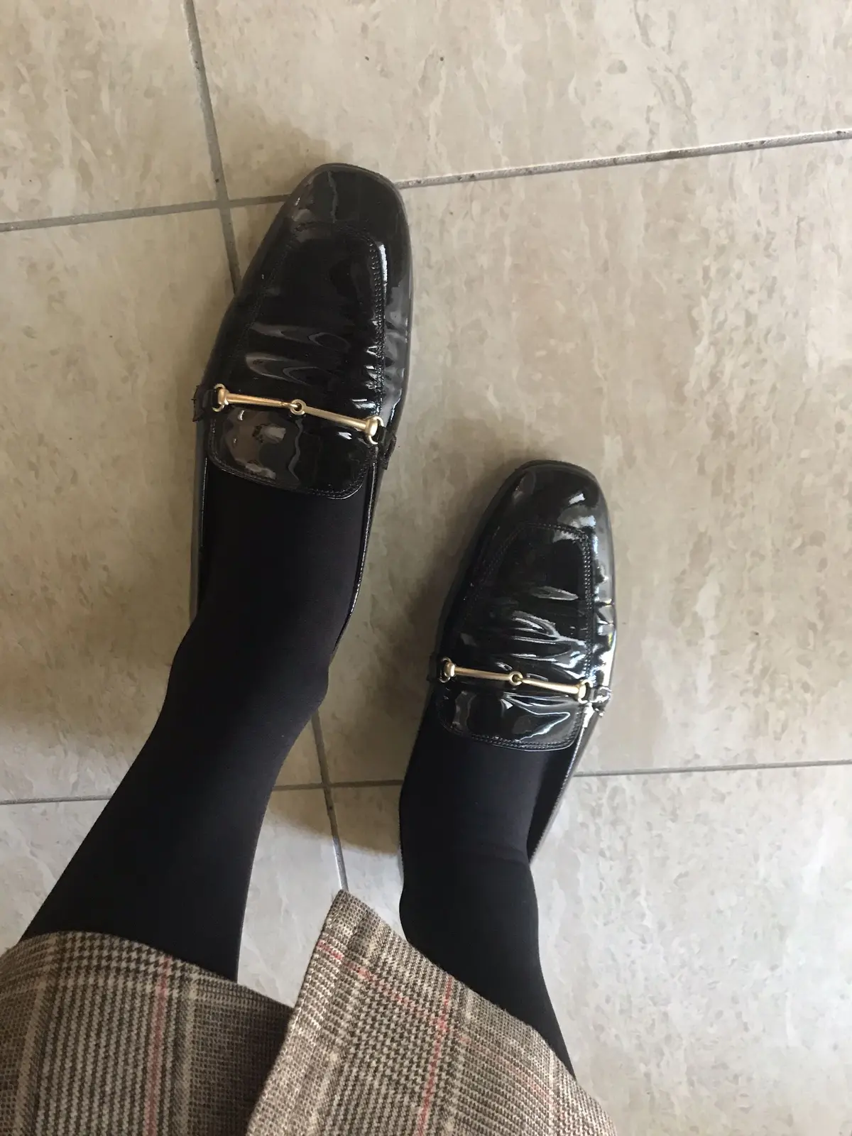 足元はエナメルのビットモカシン