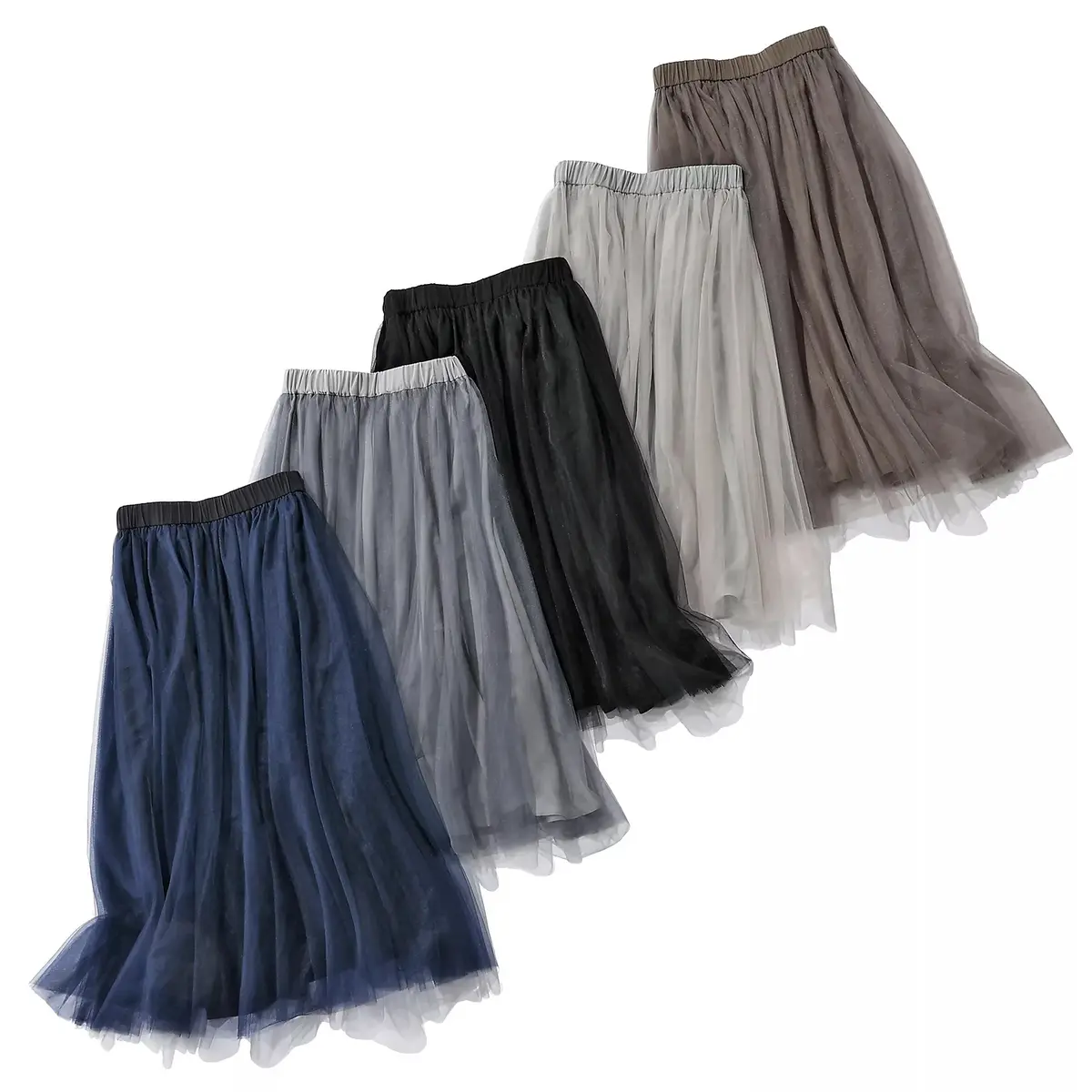 【50代 コーディネート】累計4,100枚売れ、大ヒット「大人チュールスカート」おすすめ冬コーデ7選