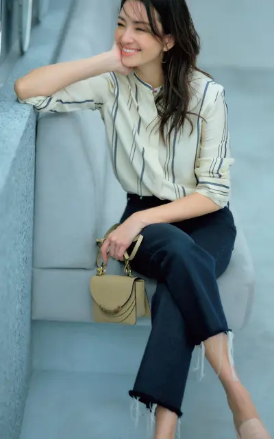 シルキーなベージュシャツでリラックスタイムも女らしく