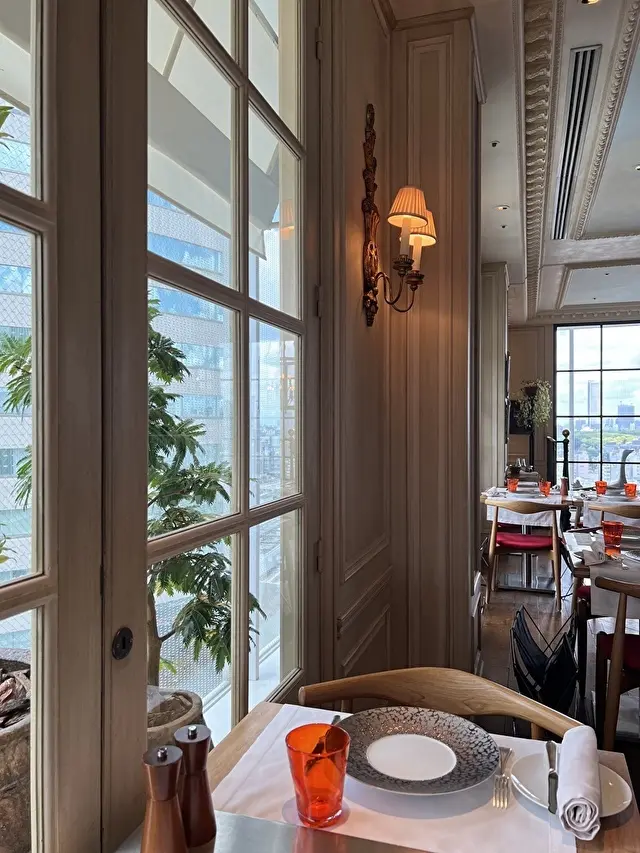 窓際の青山の景色が見える2人席に案内されました！