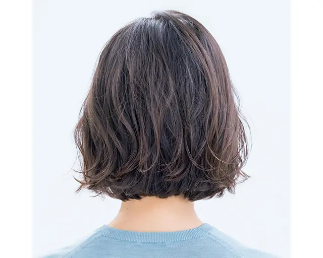 パーマで動きをつけたボブのバック