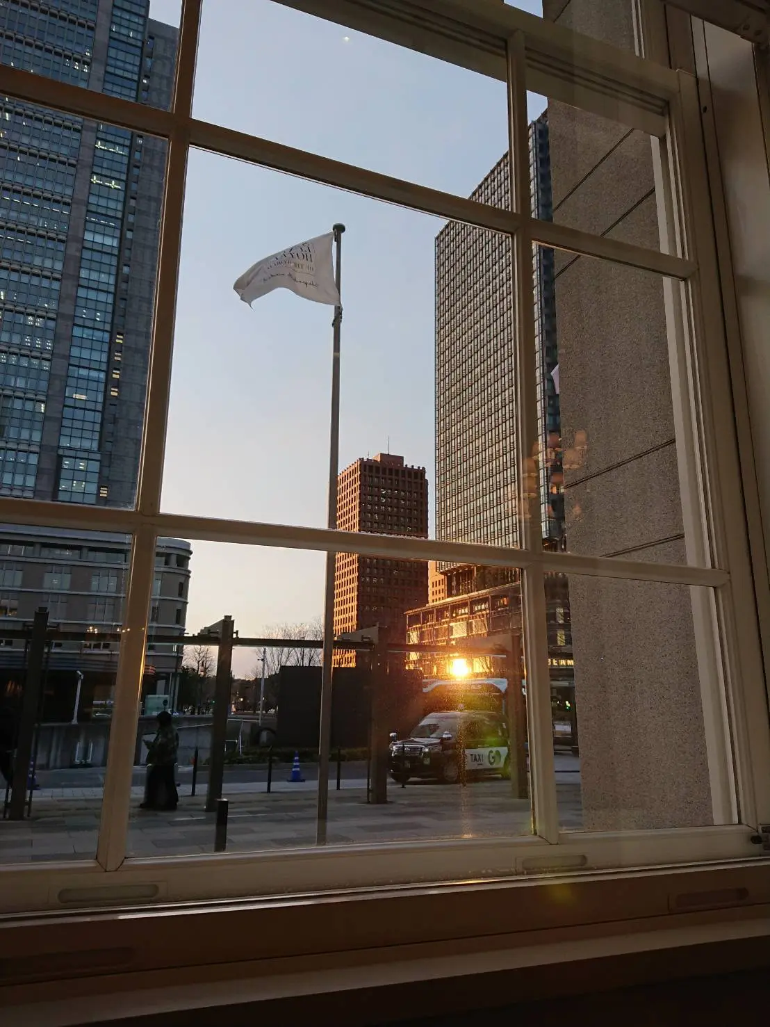 縦長窓からは夕焼けの光が