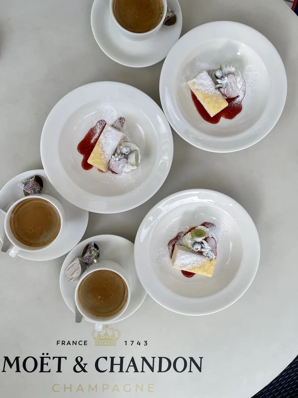 ビストロ、カジュアルフレンチ、シャンパンビストロ、orange、orangé 、オランジェ、スイーツ、ケーキ、ベリー、ブルーベリー、イチゴ、マスカット、ベリーソース、ミルフィーユクレープ、テラス席、テラス席テーブル、ロゴ、ロゴ入りテーブル、カフェラテ、東京ミッドタウン、六本木