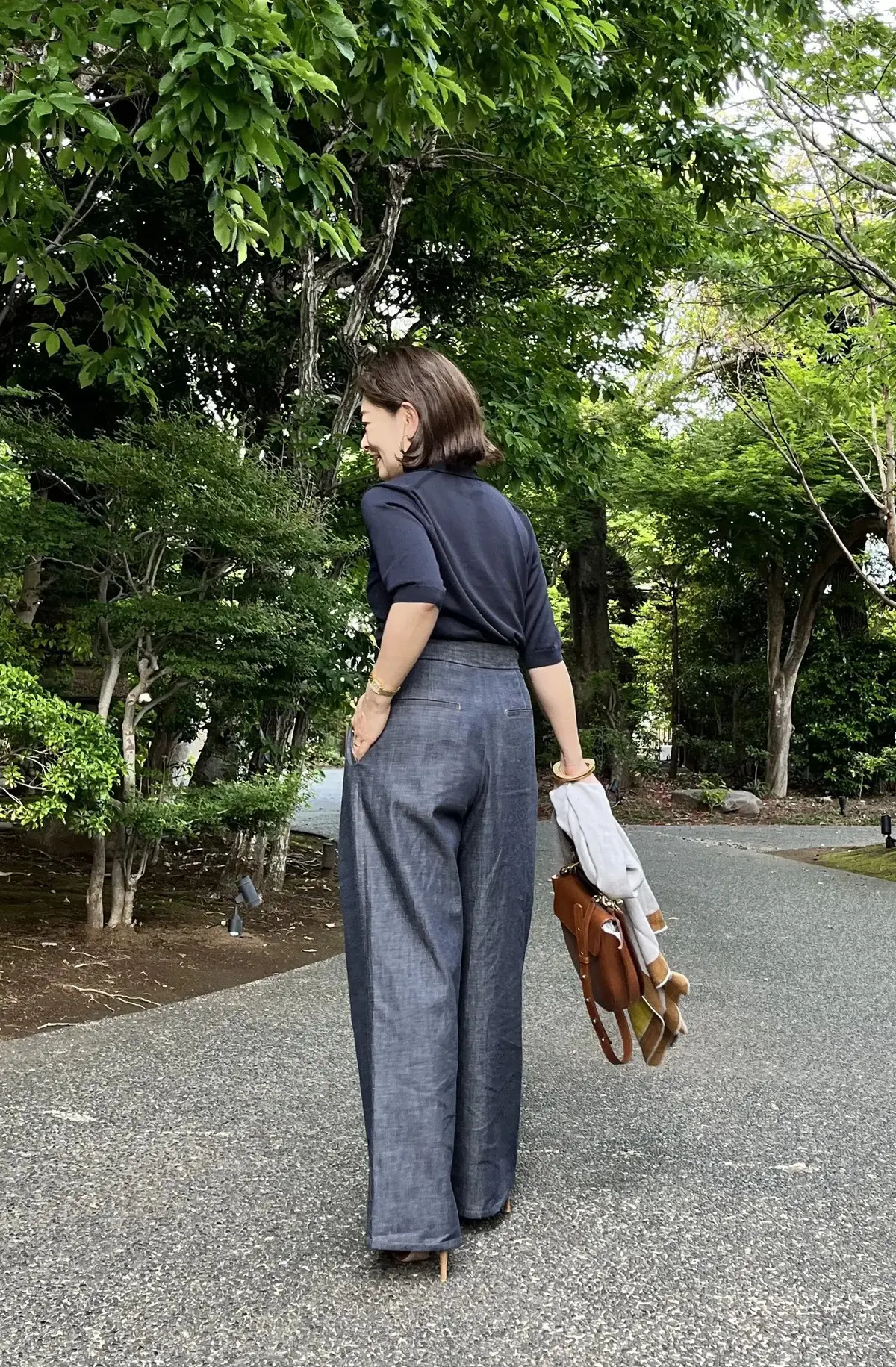 2.ワントーンコーデで涼しげなリュクスを目ざす