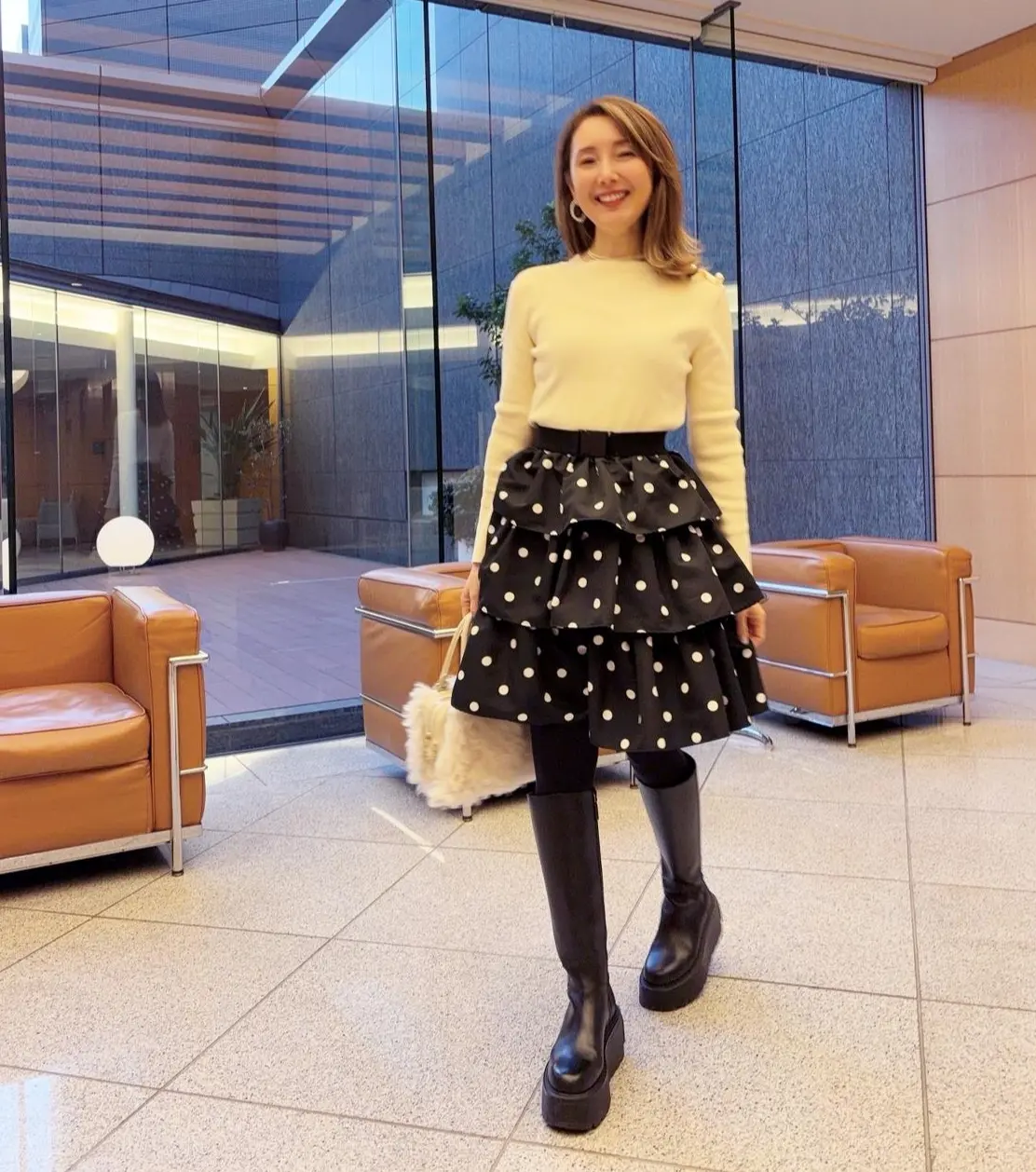 華組　倉爪佐和さん　黒　スカート　コーデ