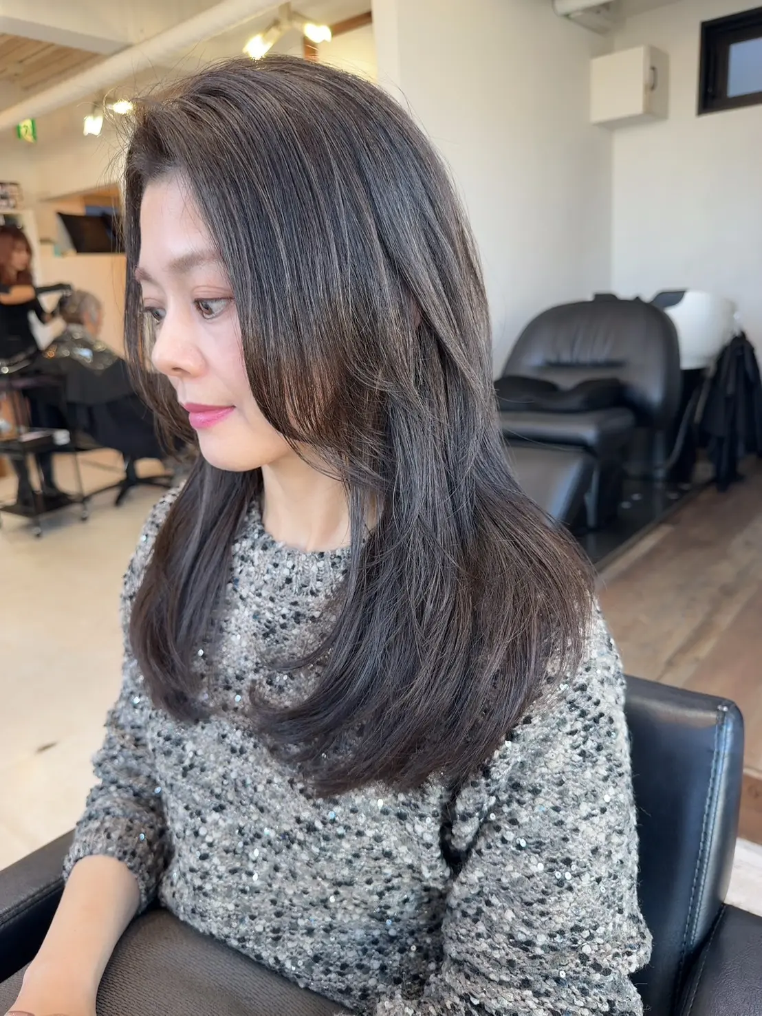 50代ロングのハイレイヤーカット。暗めカラーでも重く見えない立体感のあるロングヘアスタイル｜大人女性のレイヤーヘア｜Heart’s ヤハギ