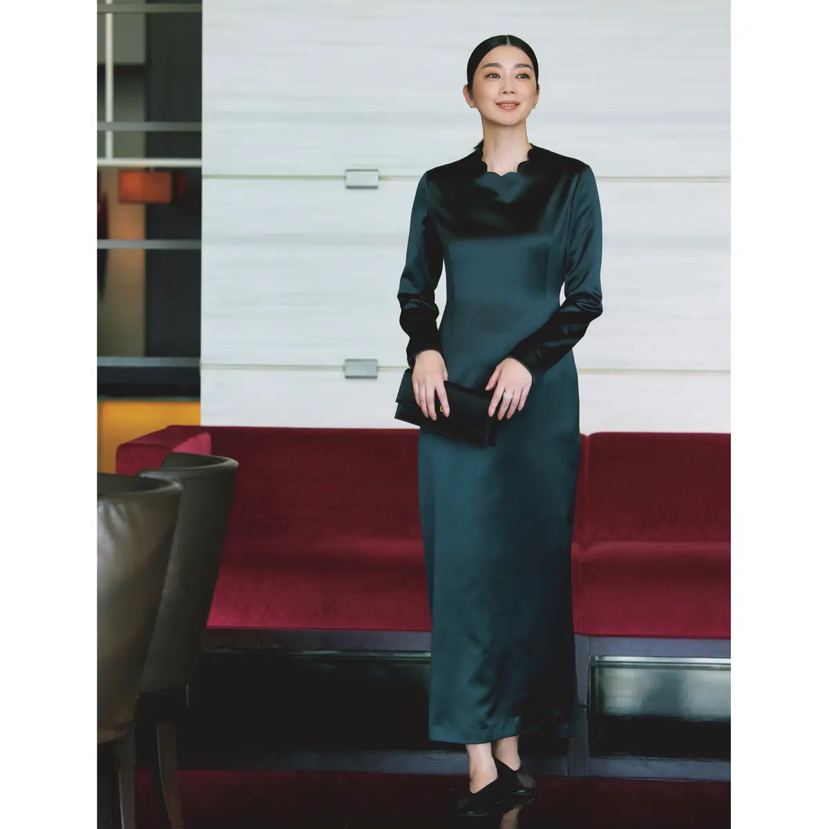 ダークグリーンのサテンロングワンピースに黒パンプスを合わせたコーディネート　モデル・ゆうき