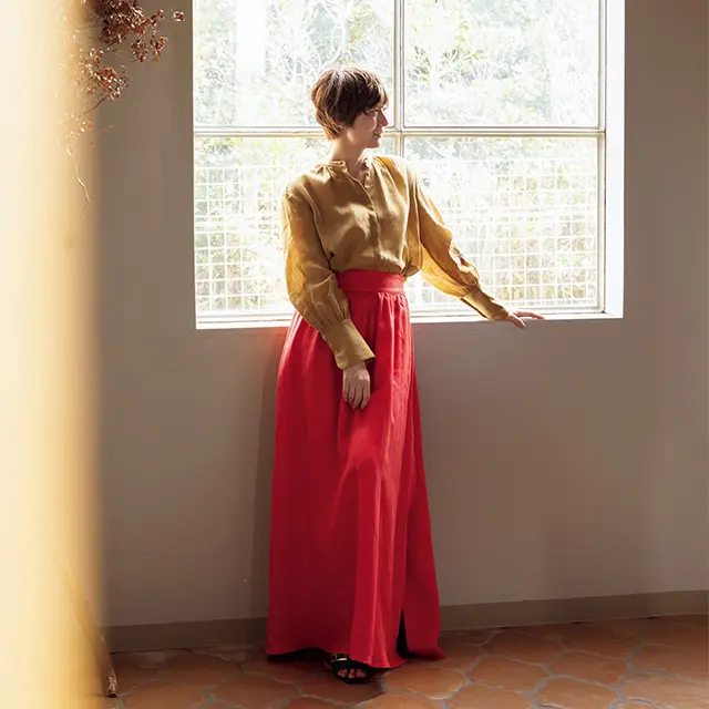 透け感とドレープ感で ロングドレスのような華やかさ。 たたずむだけでドラマティック