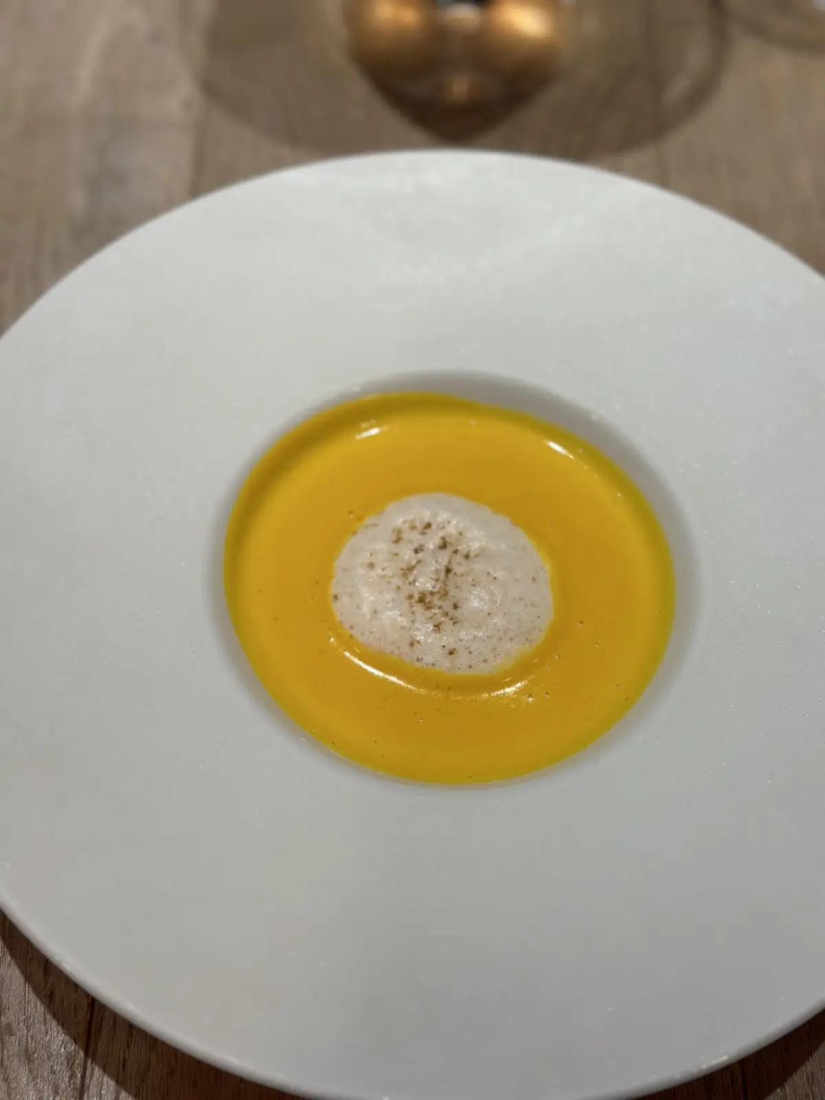 グラスたっぷりなシャンパンと陽気なオーナの画像_4