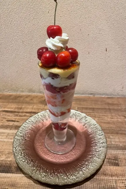 くらしき桃子　岡山　スイーツ　旅行　国内旅行　フルーツ　パフェ　さくらんぼ　ピスタチオ　さくらんぼブリュレパフェ　