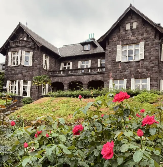 春バラの二番花が見頃の旧古河庭園の画像_1