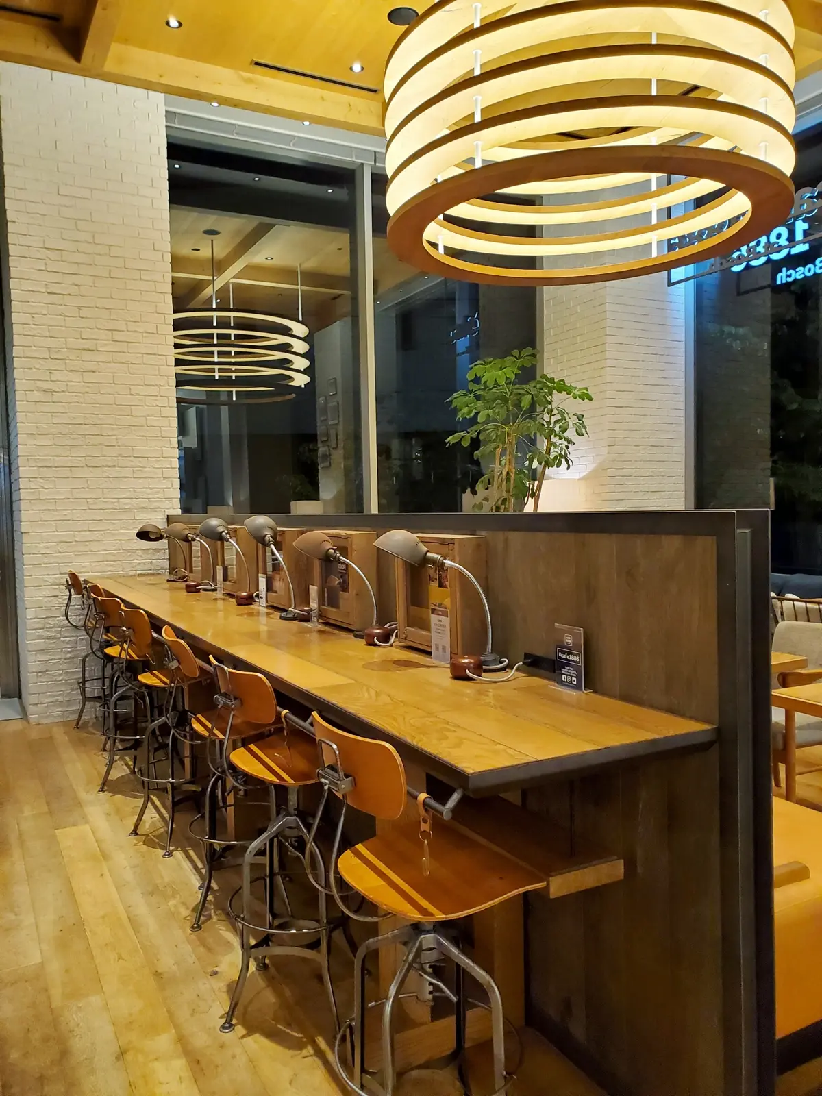 カウンターも落ち着いてゆっくりできそう。