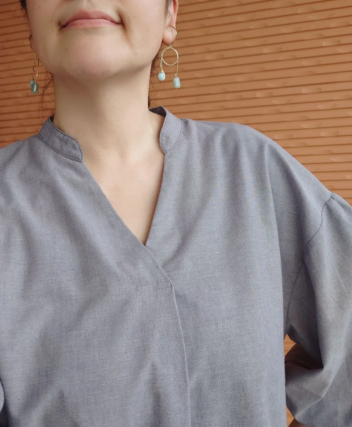 ラリマー＆アクアプレーズ、グレーのトップス