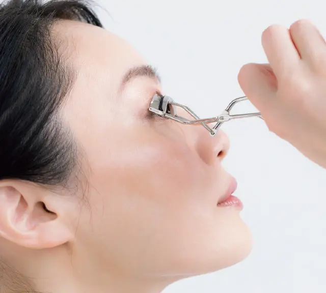 アイラッシュカーラーでしっかり根元を立ち上げる