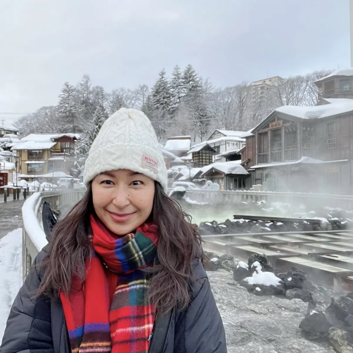 草津温泉の湯畑前で記念写真