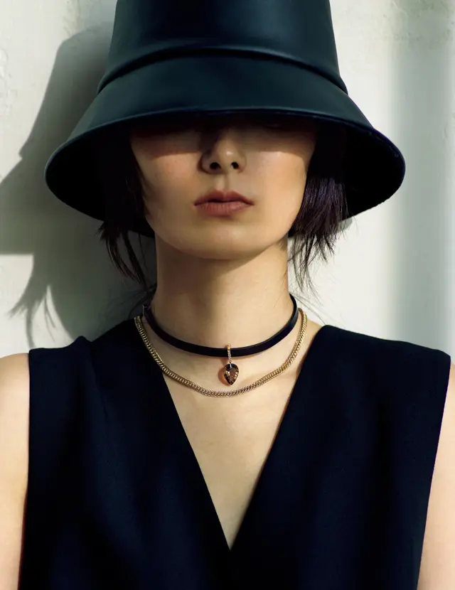 リーフェ ジュエリーのチョーカーネックレスを着用したリー・モモカ