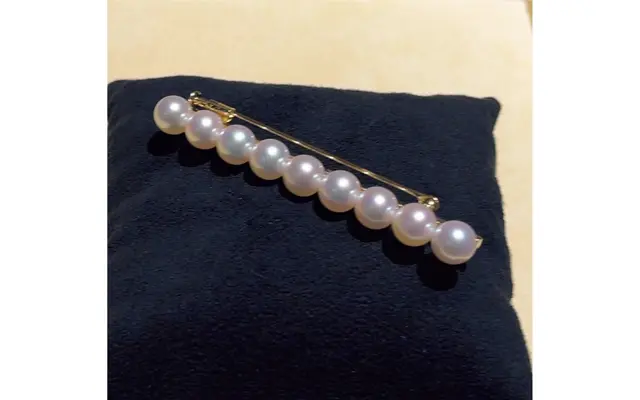 パールの柔らかさと デザインのシャープさが絶妙 （TASAKI『バランス』ブローチ）