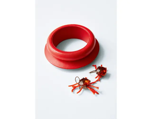 深みのある赤は 大人の効かせ色