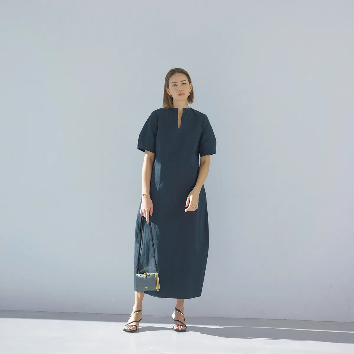 ネイビー半袖ワンピースのコーデ　モデル・RINA