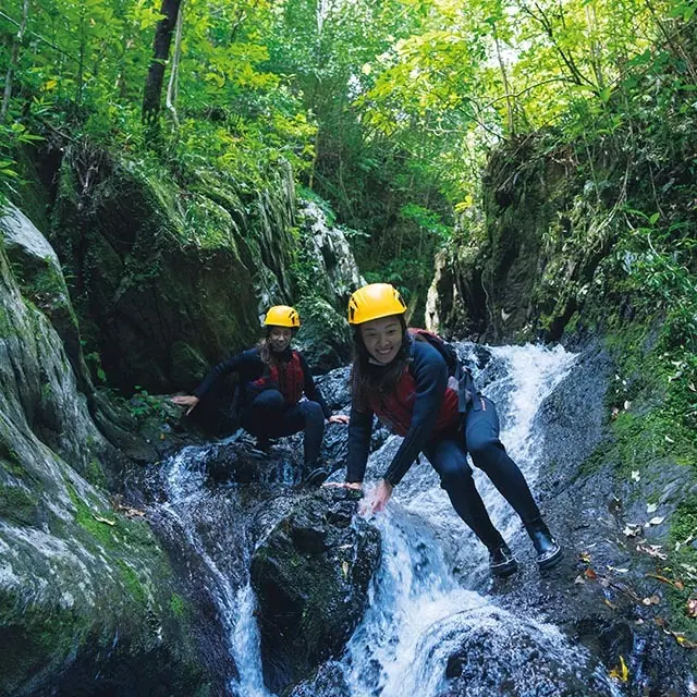 「水界に触れる」では沢登りにもトライ