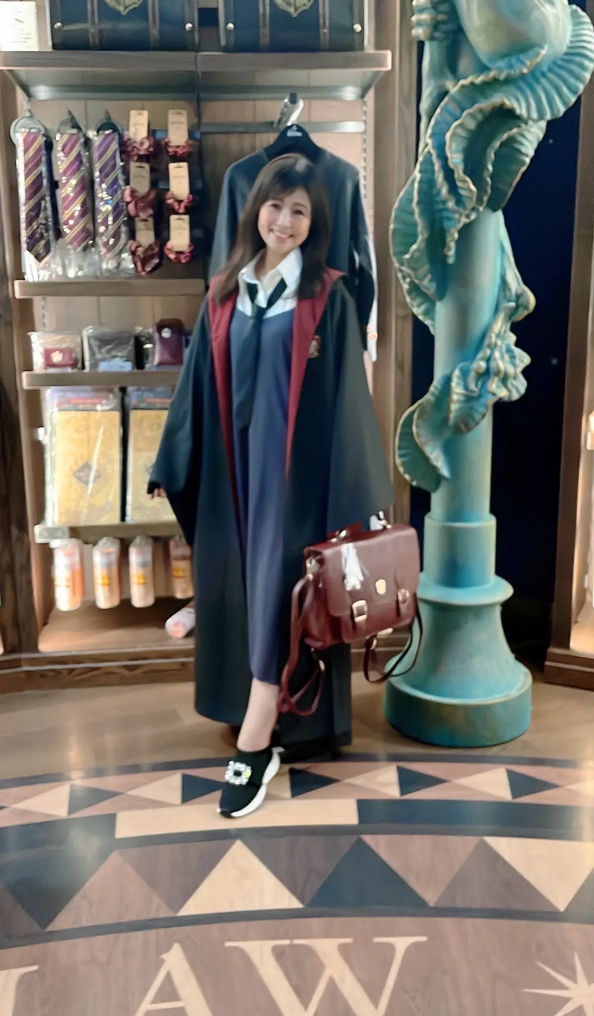 ハリーコーデ、可愛いハリーポッターコーデ、大人のハリポタコーデ、ハリポタ、ハリポタコーデ、可愛いハリポタコーデ、可愛いハリーコーデ、dress、アーベーベー、a.v.v、shoes、Feroux、シューズ、靴、sleeveless shirt、tie、SHEIN、bag、チェベレ、¡CHÉVERE！、シャツ、ノースリーブ、ノースリーブシャツ、ホワイトシャツ、白シャツ、タイ、ネクタイ、黒タイ、ロング、セミロング、ワンカール、黒髪、美髪、焦茶ヘア、こげ茶ヘア、ロングワンピース、ロングスカート、スカート、グレースカート、カゴバッグ、バッグ、メルガドバッグ、スニーカー、フラットシューズ、ワンピース、ワンピースコーデ、ワンピ、黒ワンピ、黒ワンピース、グレー、グレーワンピ、グレーワンピース、ダークグレー、秋服コーデ、残暑コーデ、秋、秋コーデ、ワーナーブラザース、スタジオツアー東京、ワーナーブラザーススタジオツアー東京、 メイキング・オブ・ハリー・ポッター、ワーナー ブラザース スタジオツアー東京メイキング・オブ・ハリー・ポッター、ハリーポッター、現在期間限定、炎のゴブレット、お土産、ローブ、ロングローブ、ハリーポッターローブ、魔法使いローブ、鞄、ハリーポッター鞄、ハリーポッターバッグ、ハリーポッターコーデ、可愛い、可愛いローブ、