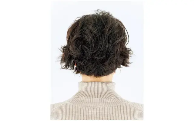 【50代髪型・ヘアスタイル】くせ毛を活かしたパーマで魅力度アップの“こなれショート”