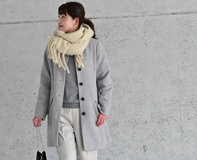 グレーコーデにストールを巻いて上半身にボリューム＆華やかさをプラス