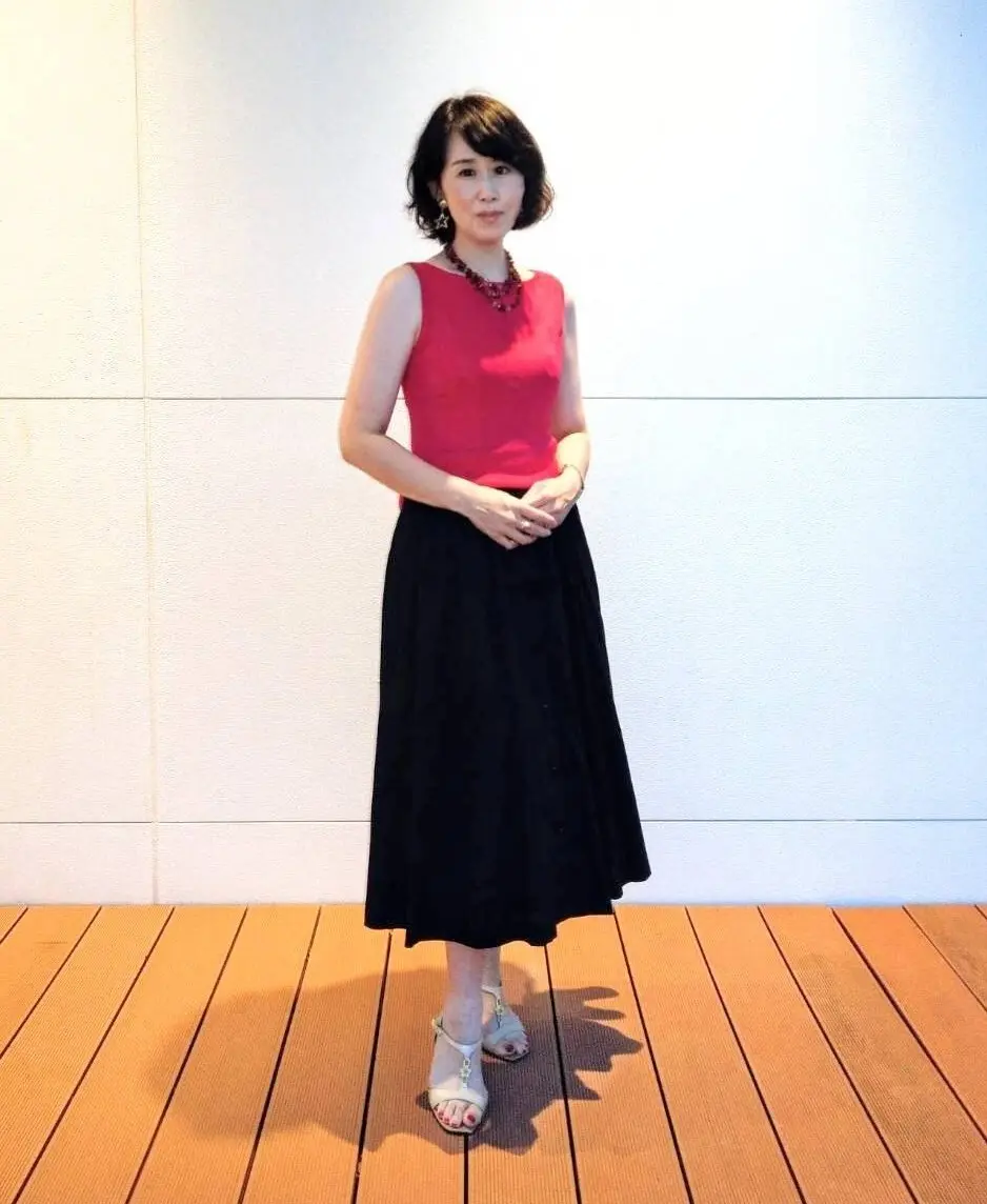 肌触り抜群のシルクのトップスはかなり昔、New yorkのSaks Fifth Avenue で求めたもの。天然石ごろごろのネックレスは母から譲り受けた大切なアクセサリー。