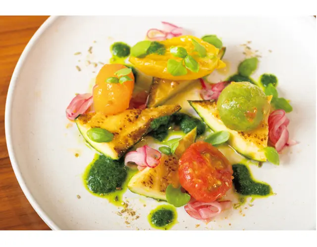 前菜「ズッキーニとカラフルトマトのマリネ」はさわやかな味