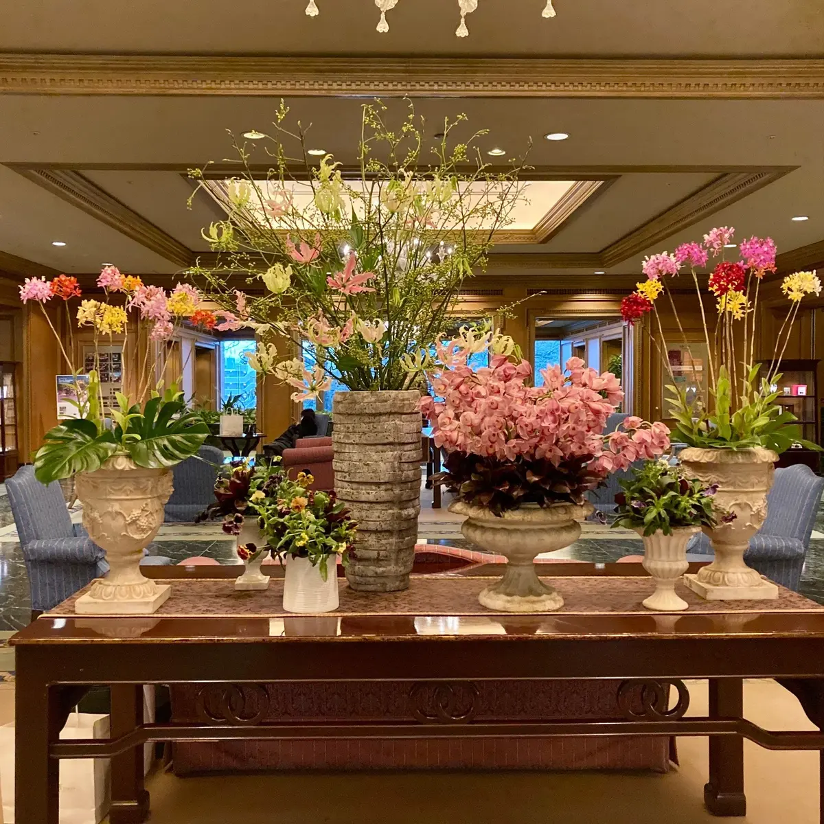 春らしい花々か生けられたロビー