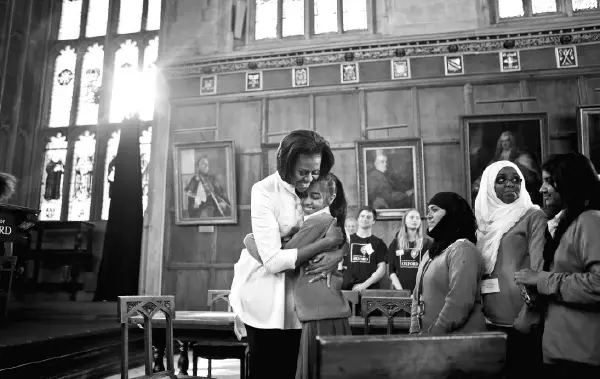 公務中。ハグは「シンプルにつながり合う手段」