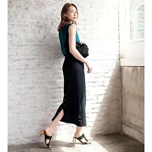 前はシンプル、後ろは表情たっぷりのリブスカート