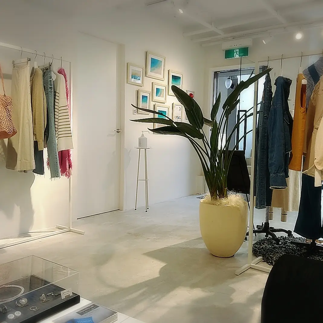 ヤヌーク青山の店内