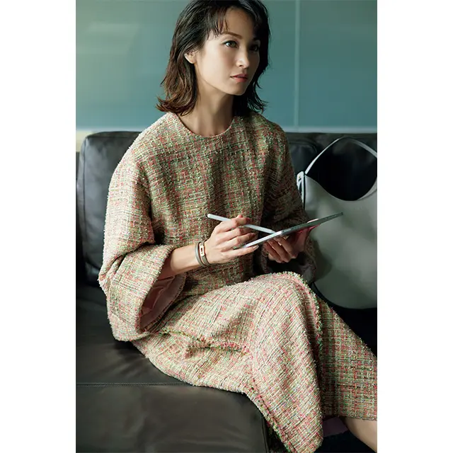 きれい色が顔まわりをトーンアップ。好感度の高い華やぎツイード