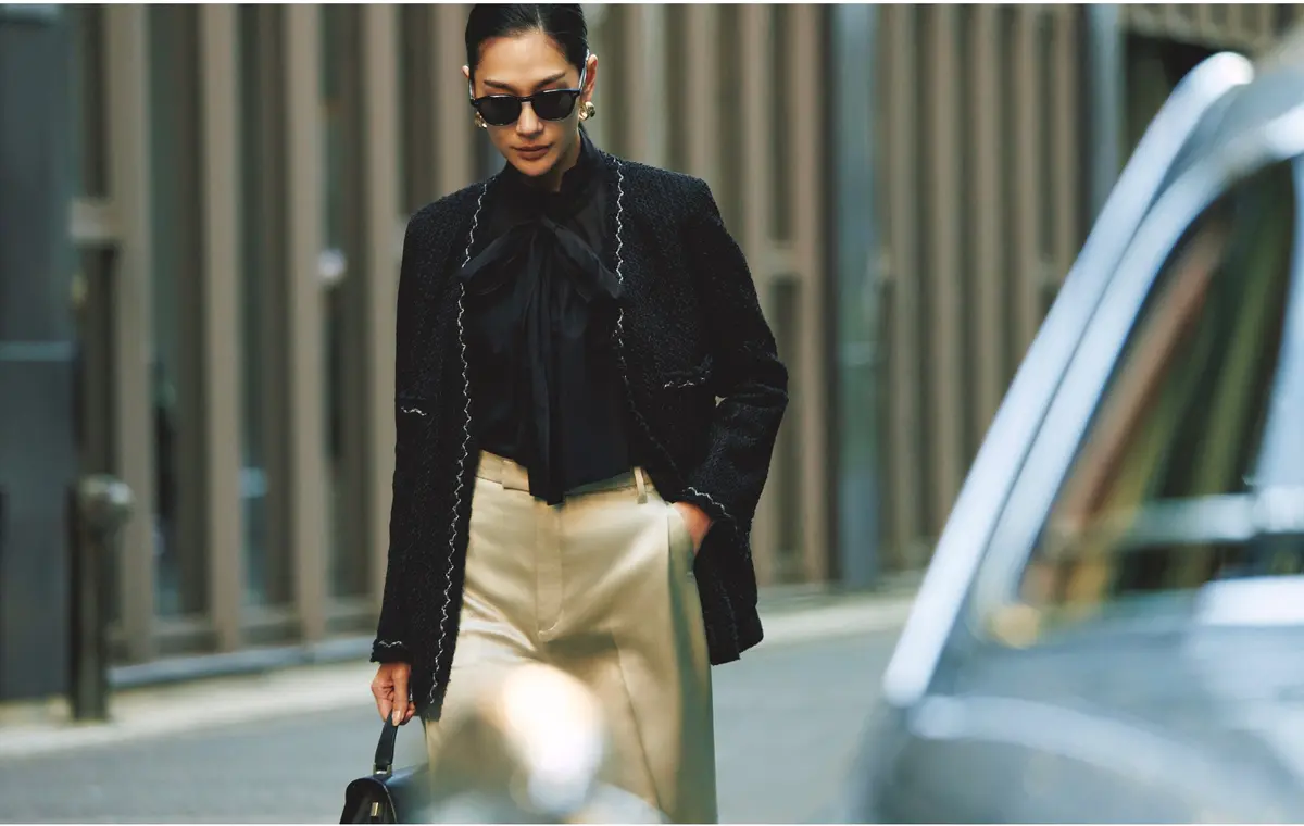 黒のツイードジャケットとボウタイブラウスにセージグリーンのパンツを合わせたコーデ　モデル・大塚まゆか