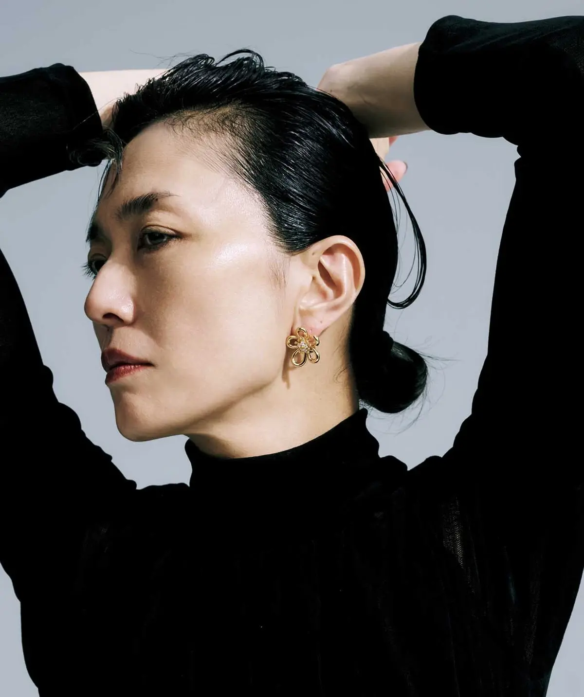 モノトーンできわだたせるフラワーモチーフの輪郭