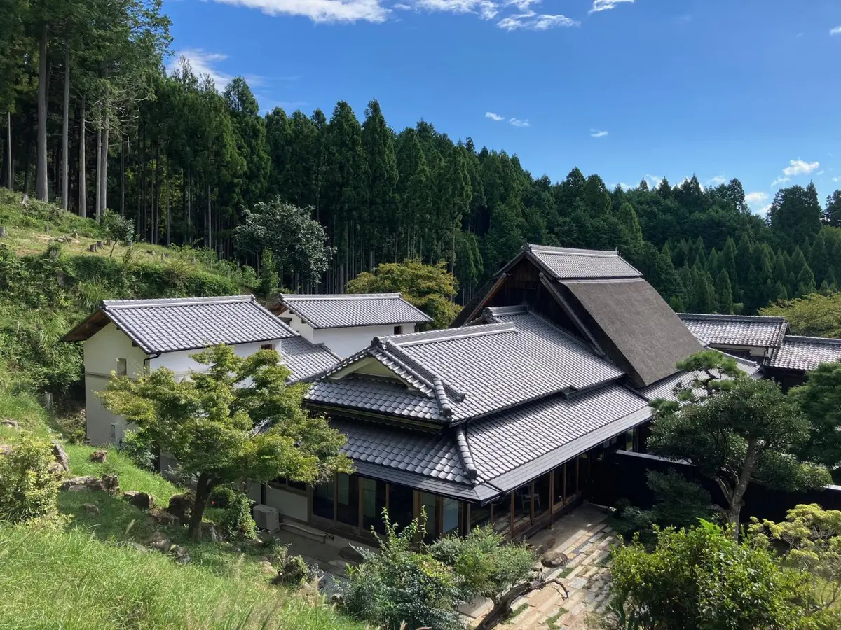 OurAge×Webエクラ　alt="うだ薬湯の宿 やたきや_元は庄屋の豪邸だったいう屋敷"