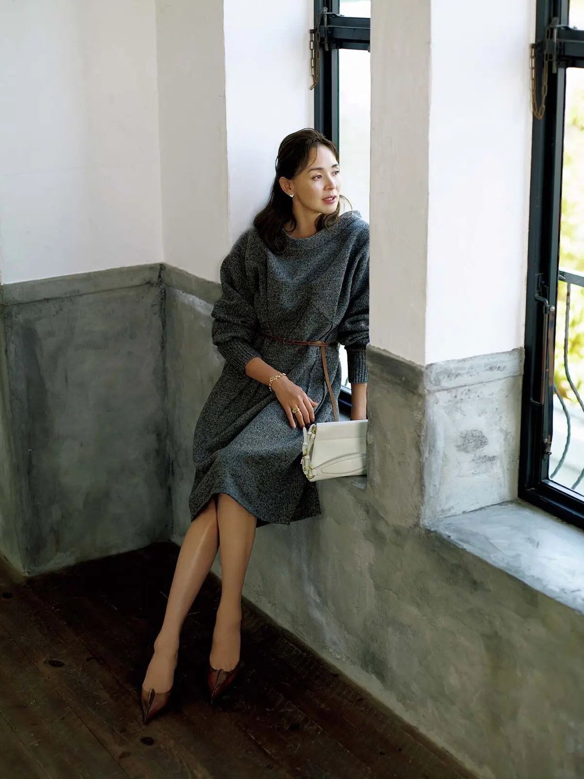 レディなニットドレスは 表情豊かなグレーメランジ