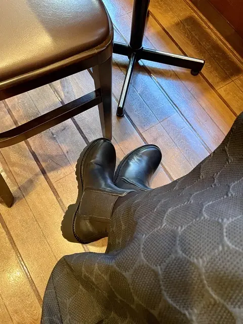 アンテプリマのサイドゴアブーツを履いたところ