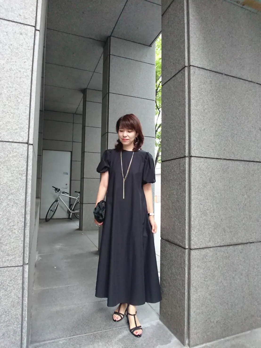 縦のラインを作ってスッキリ見せたいのでネックレスもゴールドのロングチェーンを