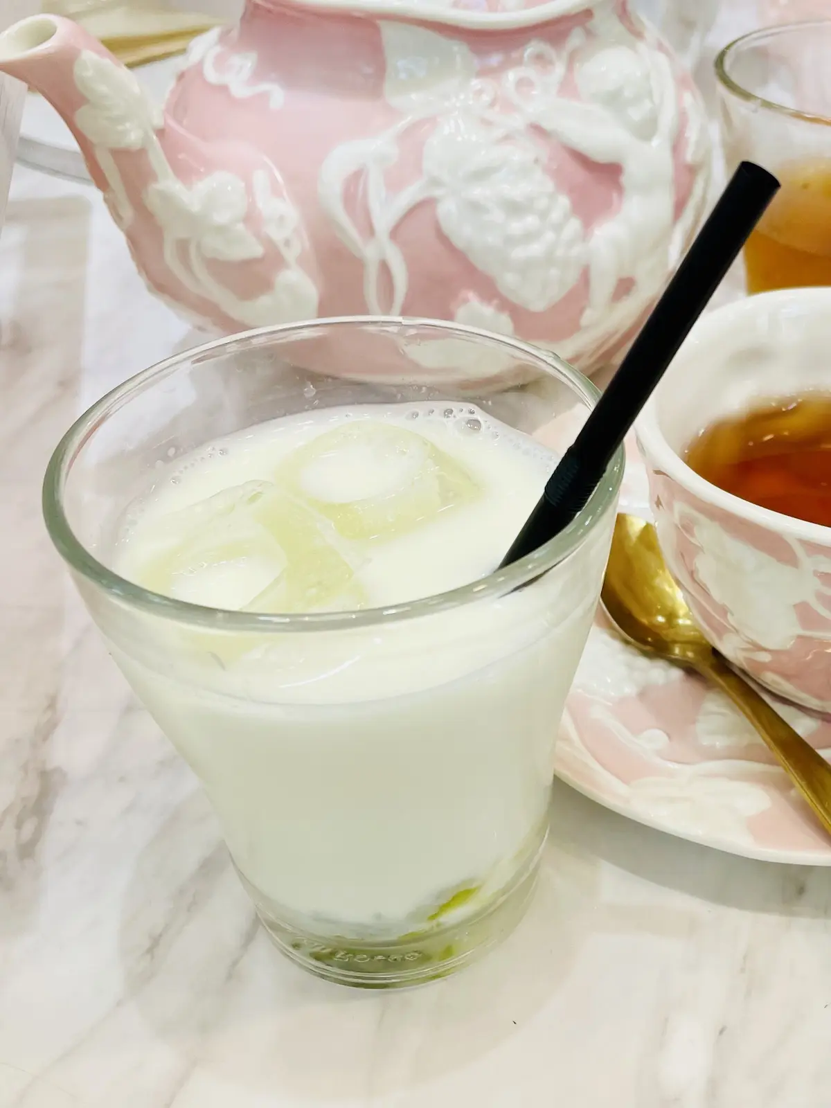 表参道、HAUTE COUTURE CAFE表参道、HAUTE COUTURE CAFE、オートクチュールカフェ、ピーチアフタヌーンティー、桃のアフタヌーンティー、桃パフェ、パフェ、ピンク、ピンクのワンピース、ワンピース、ノースリーブワンピース、ワンピースコーデ、ロングヘア、黒髪、可愛いアフタヌーンティー、美味しいアフタヌーンティー、豪華なアフタヌーンティー、お花の世界、店内、スイートピー、かすみそう、霞草、かすみ草、ラッシー、キウイラッシー、美味しい、爽やかドリンク