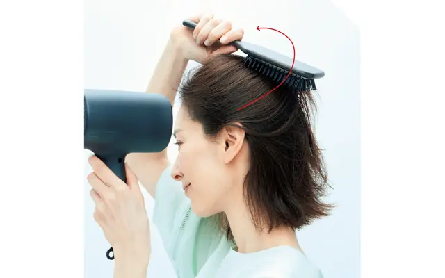 《2》反対側も同様に、根元から髪を立ち上げ、動かすように乾かす