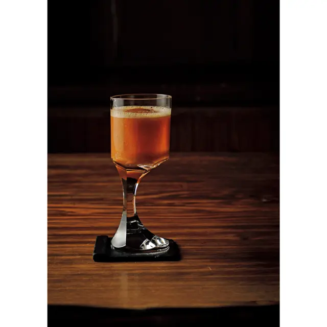 バーの街、神楽坂を牽引する一軒。オープンは15時から、贅沢なランチを楽しんだあとに食後酒を、という流れが完璧。