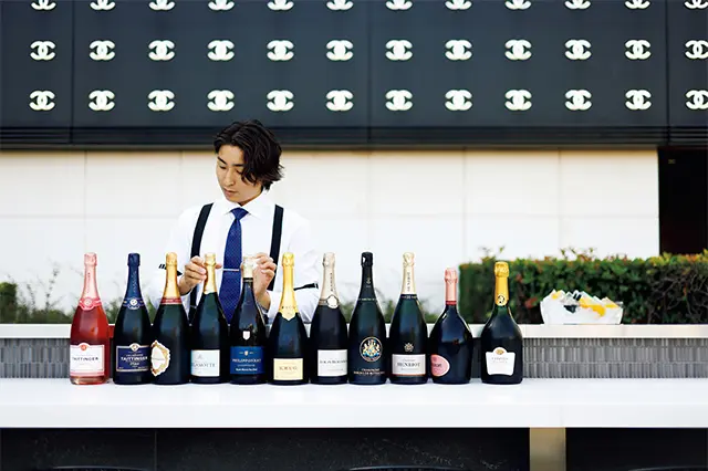 カウンターの後ろの壁面にはアイコ ニックなロゴが。