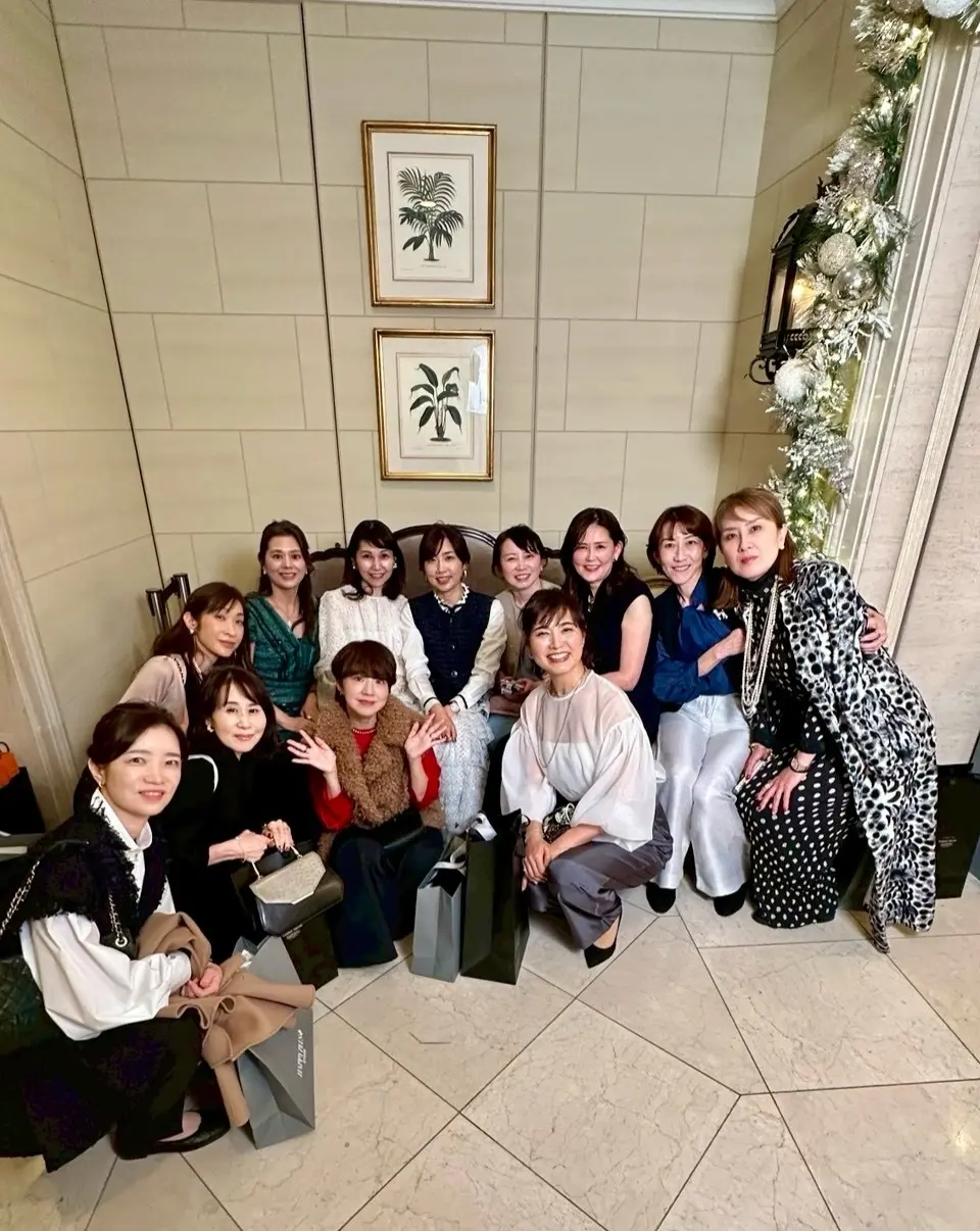 エクラJマダム同期との集合写真。イベントの最後に撮影された、リラックスした表情の記念ショット。