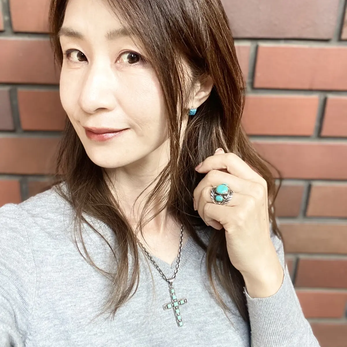 アクセサリーはターコイズとシルバーでよりカジュアルに