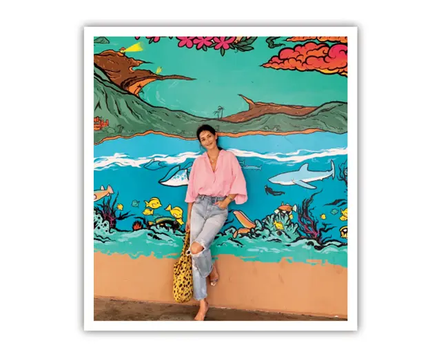 ゆったりサイズのポップなカラーシャツを、ハイウエストのダメージデニムにタックイン