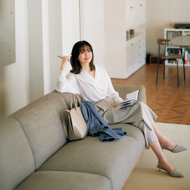 大きな襟とドレープで デコルテを優美に飾る、 リュクスな白