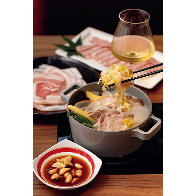 5種のスープから1種、十数種の 肉から1種、米や麵類から1種 を選ぶ基本セットNTD430〜。 野菜はブッフェから好きなだけ