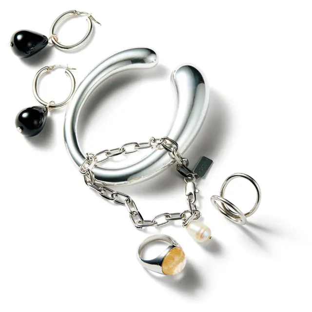 大草直子さんの冬の小物使い　シルバーアクセサリー